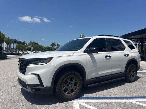 Used 2025 Honda Pilot TrailSport image 9