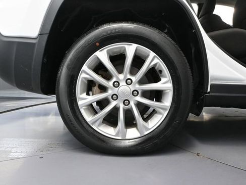 Used 2019 Jeep Cherokee Latitude w/ Popular Appearance Group image 15