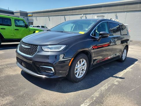 Used 2023 Chrysler Pacifica Touring-L FWD image 2