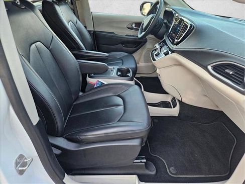 Used 2024 Chrysler Pacifica Limited FWD image 20