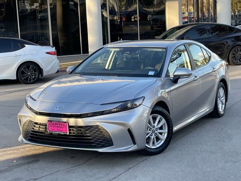 Used 2025 Toyota Camry LE image 9