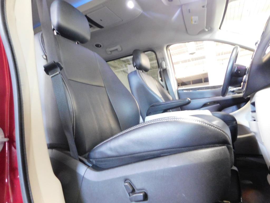 Used 2013 Chrysler Town & Country Touring-L w/ Driver Convenience Group FWD image 16