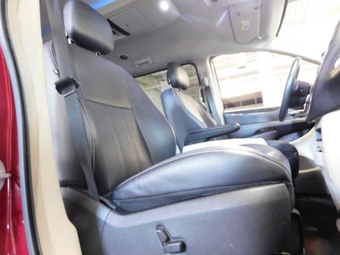 Used 2013 Chrysler Town & Country Touring-L w/ Driver Convenience Group FWD image 16