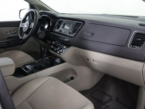 Used 2016 Kia Sedona LX image 21