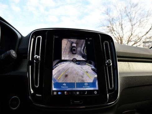 Used 2025 Volvo XC40 B5 Plus image 13