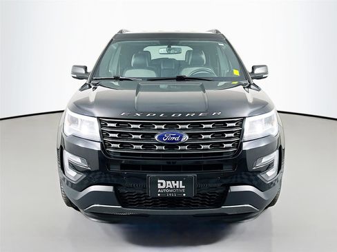 Used 2017 Ford Explorer XLT w/ Equipment Group 202A image 3