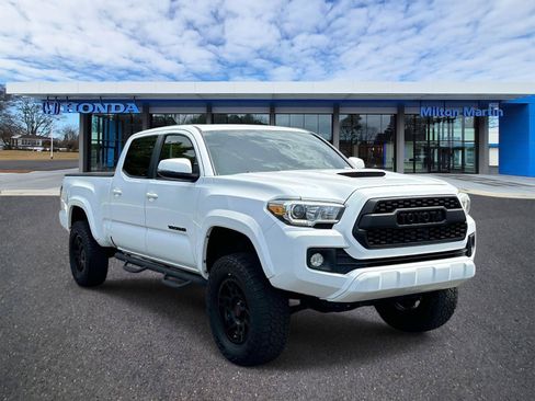 Used 2017 Toyota Tacoma TRD Sport w/ Premium & Technology Package AWD/4WD image 1