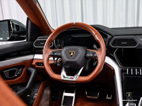 Used 2021 Lamborghini Urus AWD/4WD image 32