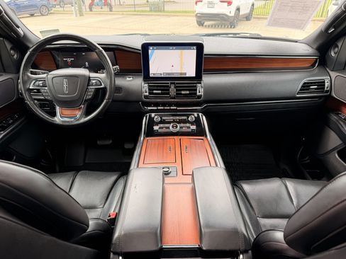 Used 2019 Lincoln Navigator Select RWD image 2