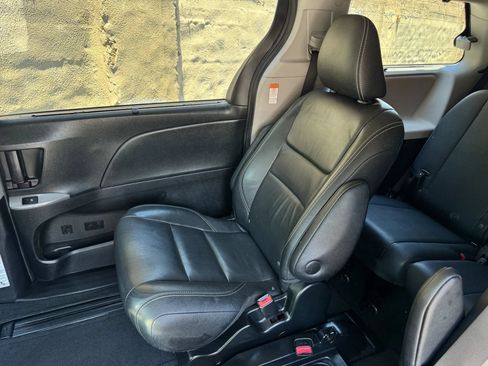 Used 2017 Toyota Sienna SE w/ SE Preferred Package FWD image 21