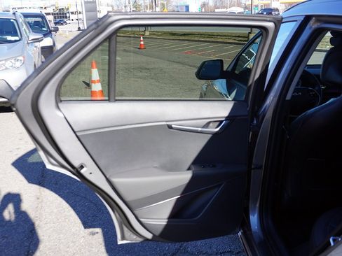 Used 2025 Kia Niro EX w/ EX Cold Weather Package image 27