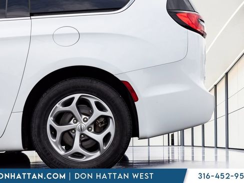 Used 2023 Chrysler Pacifica Limited FWD image 33