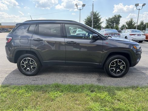 Used 2024 Jeep Compass Trailhawk AWD/4WD image 5