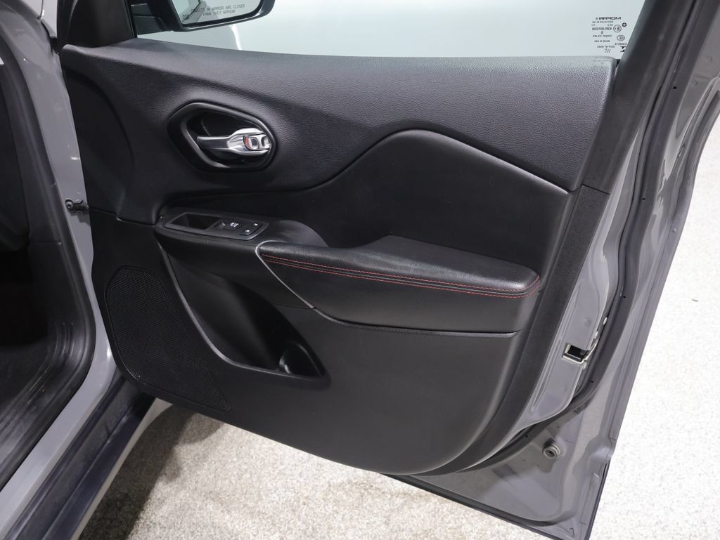 Used 2022 Jeep Cherokee Trailhawk AWD/4WD image 23