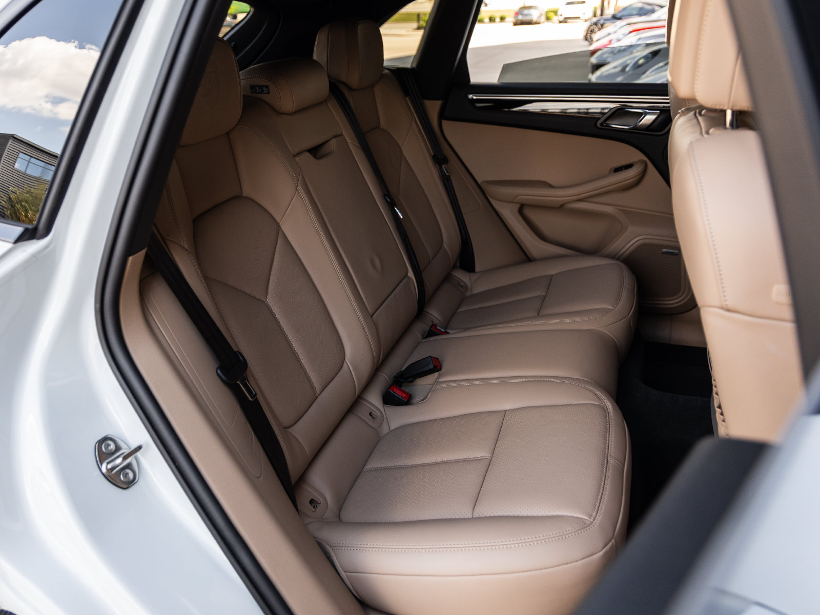 Certified 2024 Porsche Macan AWD/4WD image 43