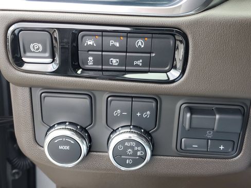 Used 2025 GMC Yukon Elevation RWD image 23