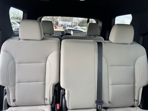 Used 2023 Chevrolet Traverse LS image 9