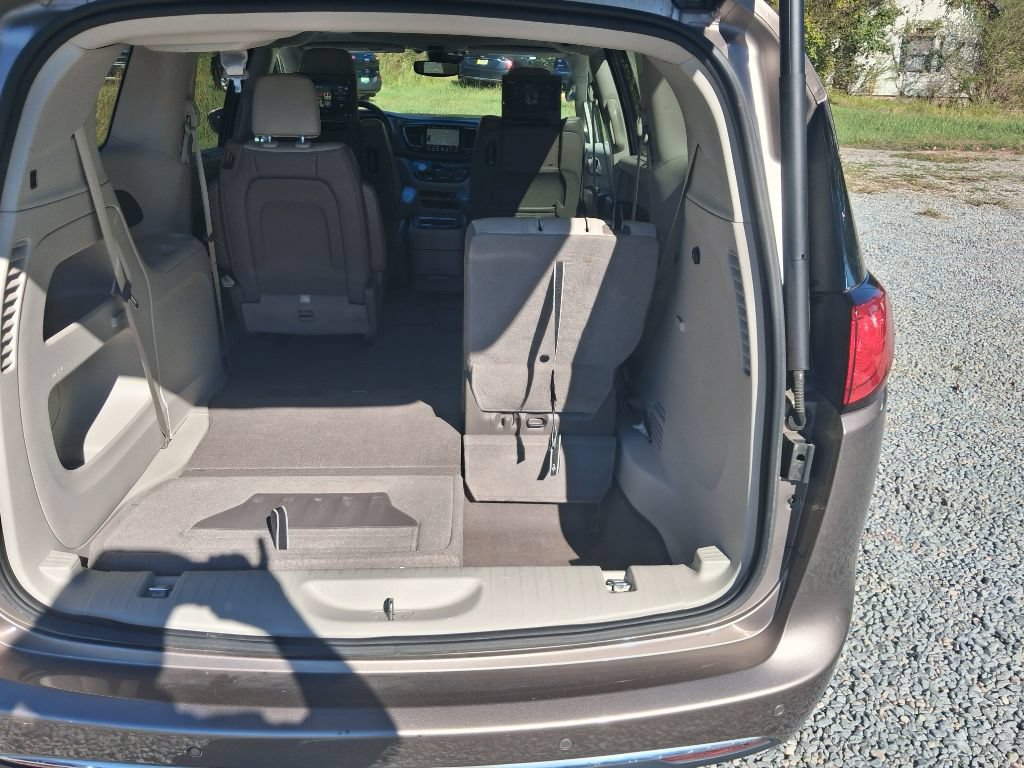 Used 2018 Chrysler Pacifica Touring-L Plus w/ Advanced Safetytec Group FWD image 19