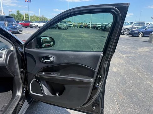 Used 2018 Jeep Compass Latitude AWD/4WD image 57