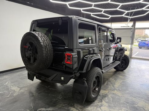 Used 2018 Jeep Wrangler Unlimited Sahara w/ Uconnect 4C Nav & Sound Group AWD/4WD image 5
