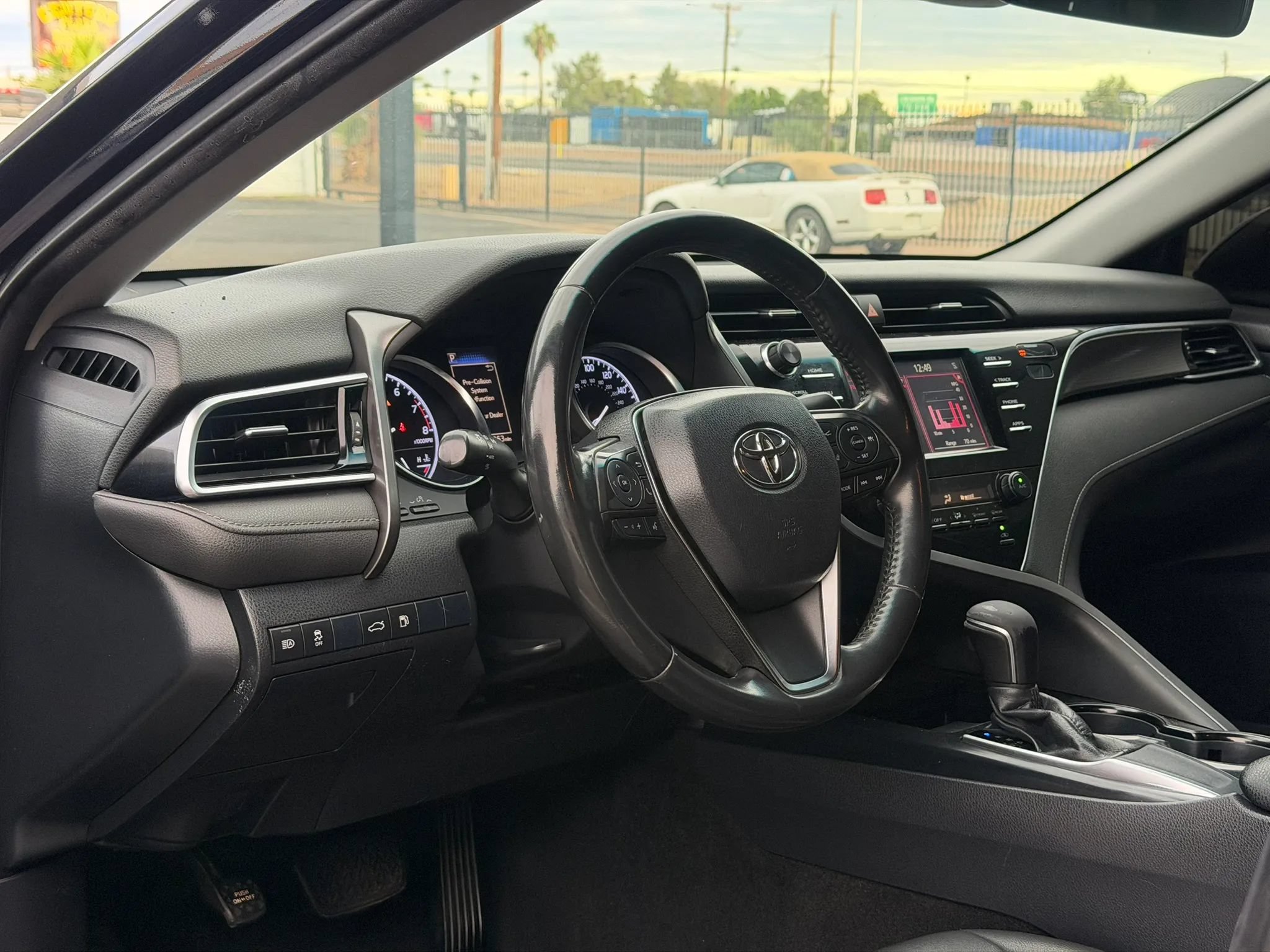 Used 2018 Toyota Camry SE FWD image 19