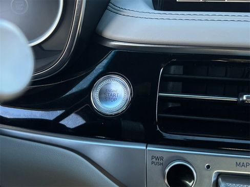 Used 2024 Genesis G70 2.5T image 25