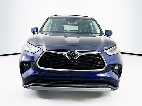 Used 2023 Toyota Highlander Platinum image 2