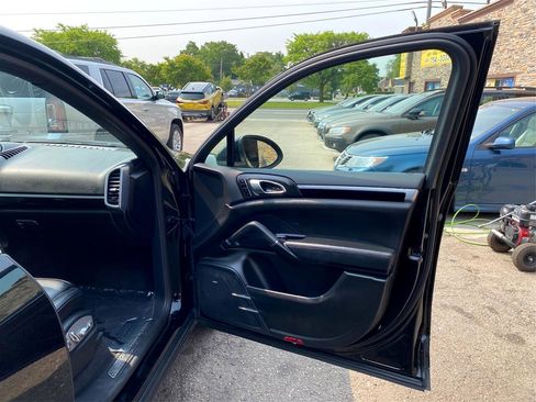 Used 2014 Porsche Cayenne S w/ Comfort Plus Package image 32