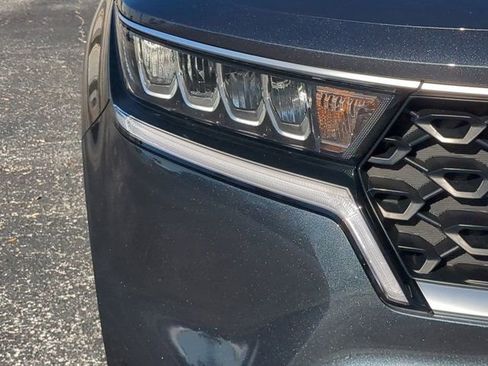 Used 2023 Kia Sorento LX image 9