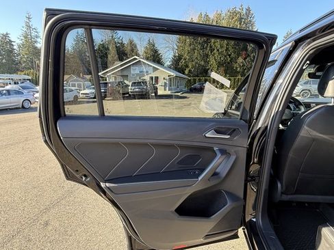 Used 2022 Volkswagen Tiguan SE R-Line image 18