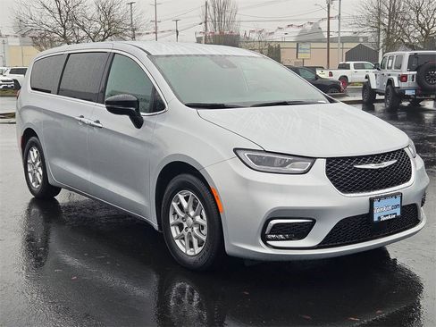 New 2026 Chrysler Pacifica Select image 8