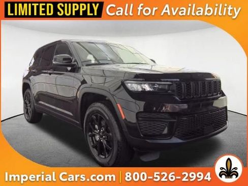 Used 2025 Jeep Grand Cherokee Altitude AWD/4WD image 1