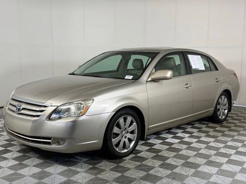 Used 2005 Toyota Avalon XLS FWD image 2
