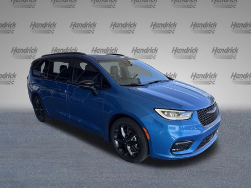 New 2026 Chrysler Pacifica Select w/ S Appearance Package image 2