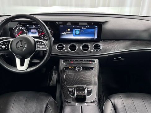 Used 2019 Mercedes-Benz E 300 4MATIC image 2