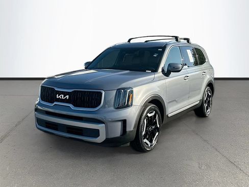 Used 2024 Kia Telluride EX w/ EX Captain's Chair Package FWD image 3