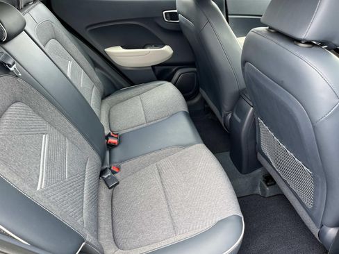 Used 2023 Hyundai Venue Limited FWD image 21