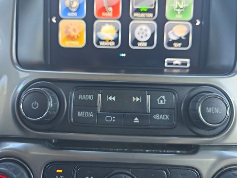 Used 2018 Chevrolet Suburban LT image 15