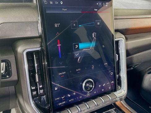 Used 2025 GMC Yukon XL Denali AWD/4WD image 14