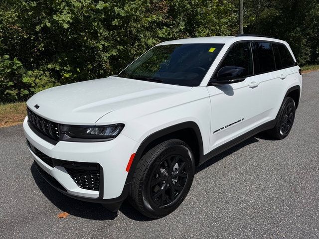 Used 2026 Jeep Grand Cherokee Altitude AWD/4WD image 2