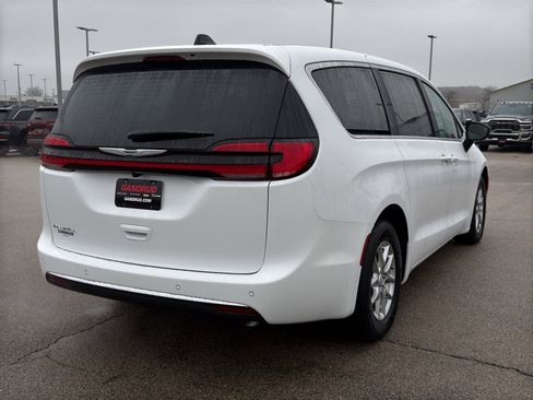 New 2026 Chrysler Pacifica Select FWD image 5
