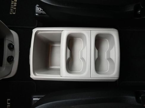 Used 2016 Dodge Grand Caravan SE image 18