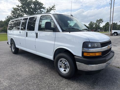 Used 2026 Chevrolet Express 3500 LT w/ LT Preferred Equipment Group RWD image 3