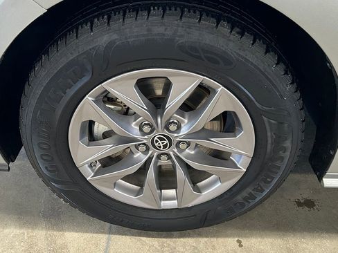 Used 2022 Toyota Sienna XLE image 9