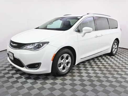 Used 2017 Chrysler Pacifica Touring-L Plus FWD image 2