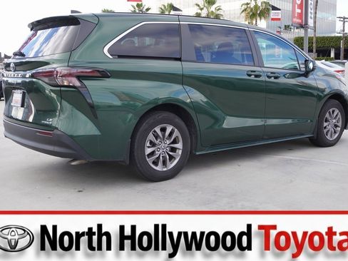 Used 2023 Toyota Sienna LE image 4