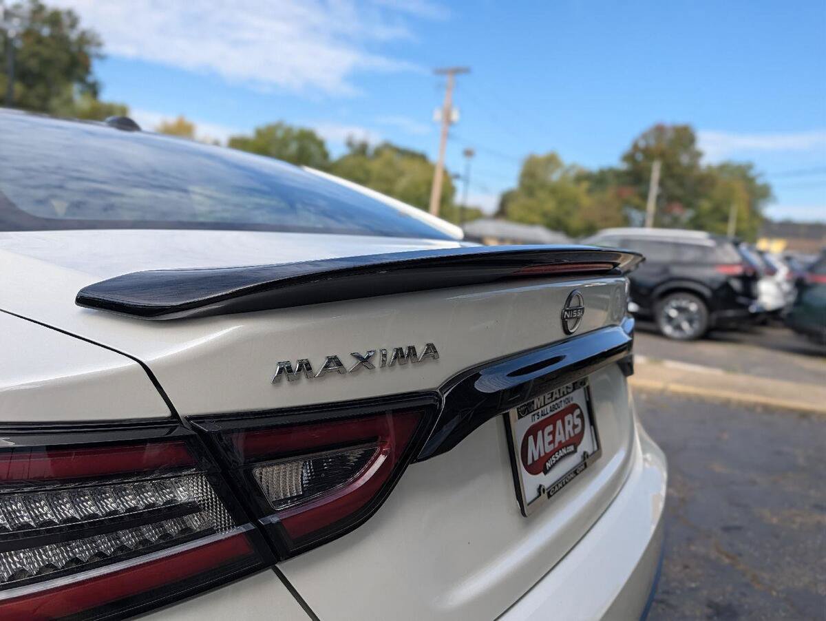 Used 2023 Nissan Maxima SR w/ Sport Mat Group FWD image 9