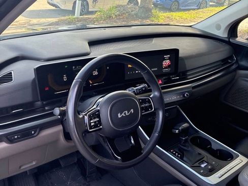 Used 2025 Kia Carnival FWD image 13
