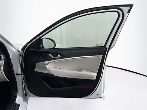 Used 2025 Genesis G70 2.5T image 33