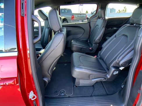 New 2026 Chrysler Pacifica Select AWD/4WD image 25